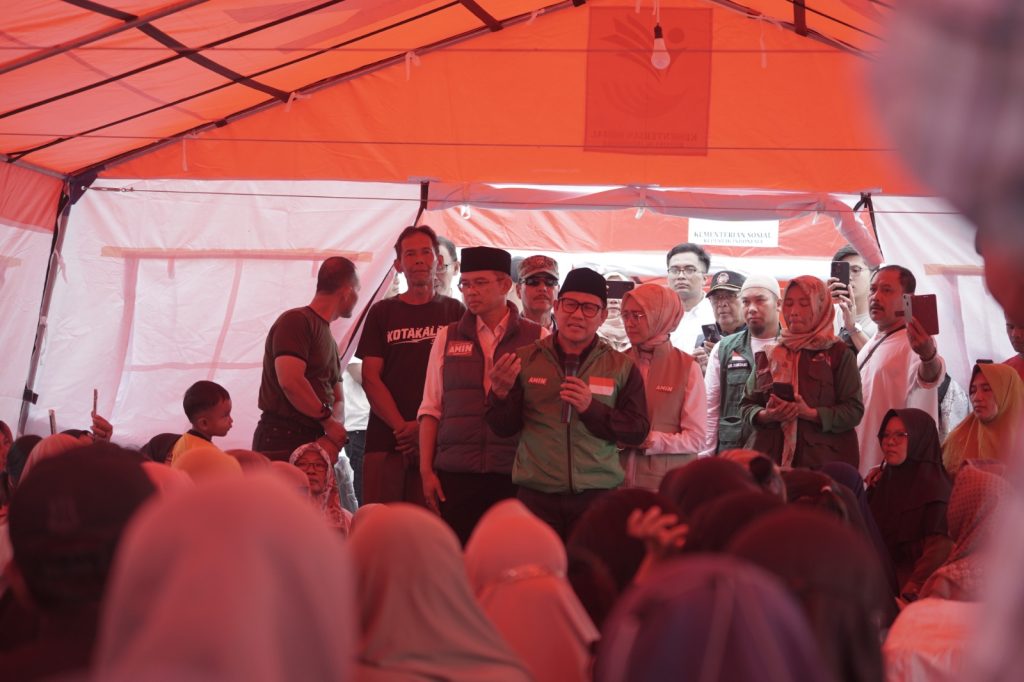 GUS IMIN KUNJUNGI MASYARAKAT YANG TERDAMPAK GEMPA DI SUMEDANG