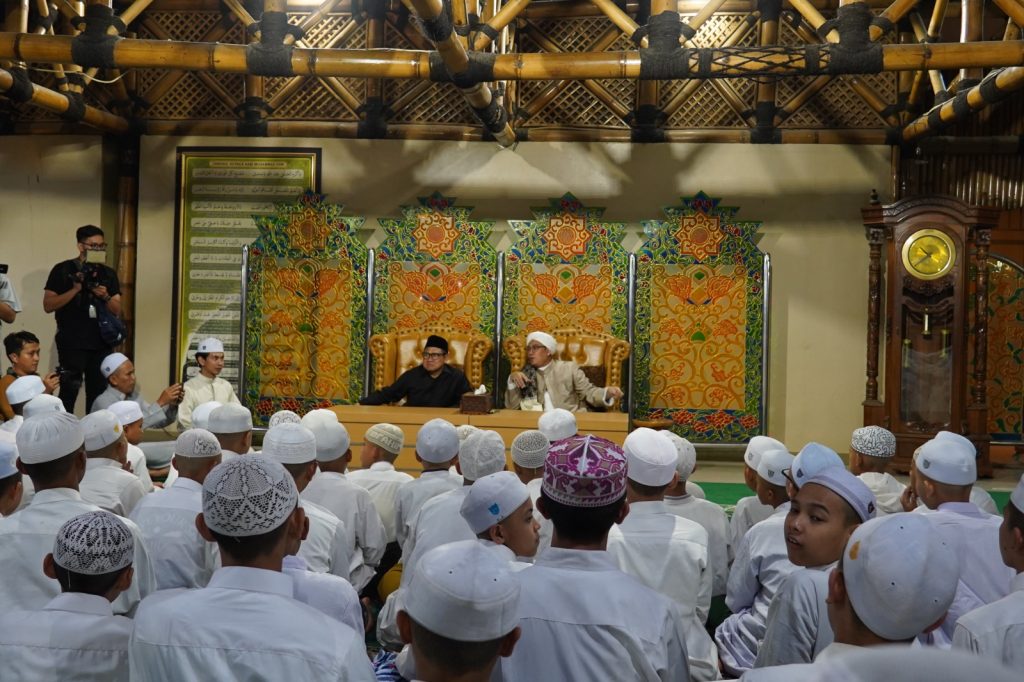 GUS IMIN SILATURAHMI KE PONDOK PESANTREN INTERNASIONAL AS-SYIFA WAL MAHMUDIYYAH, KAB. SUMEDANG