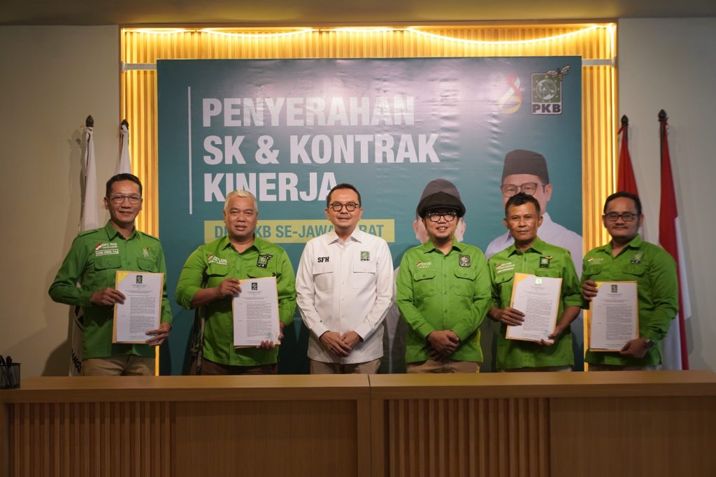 PKB Jabar Serahkan SK dan Kontrak Kinerja kepada Seluruh DPC se-Jawa Barat